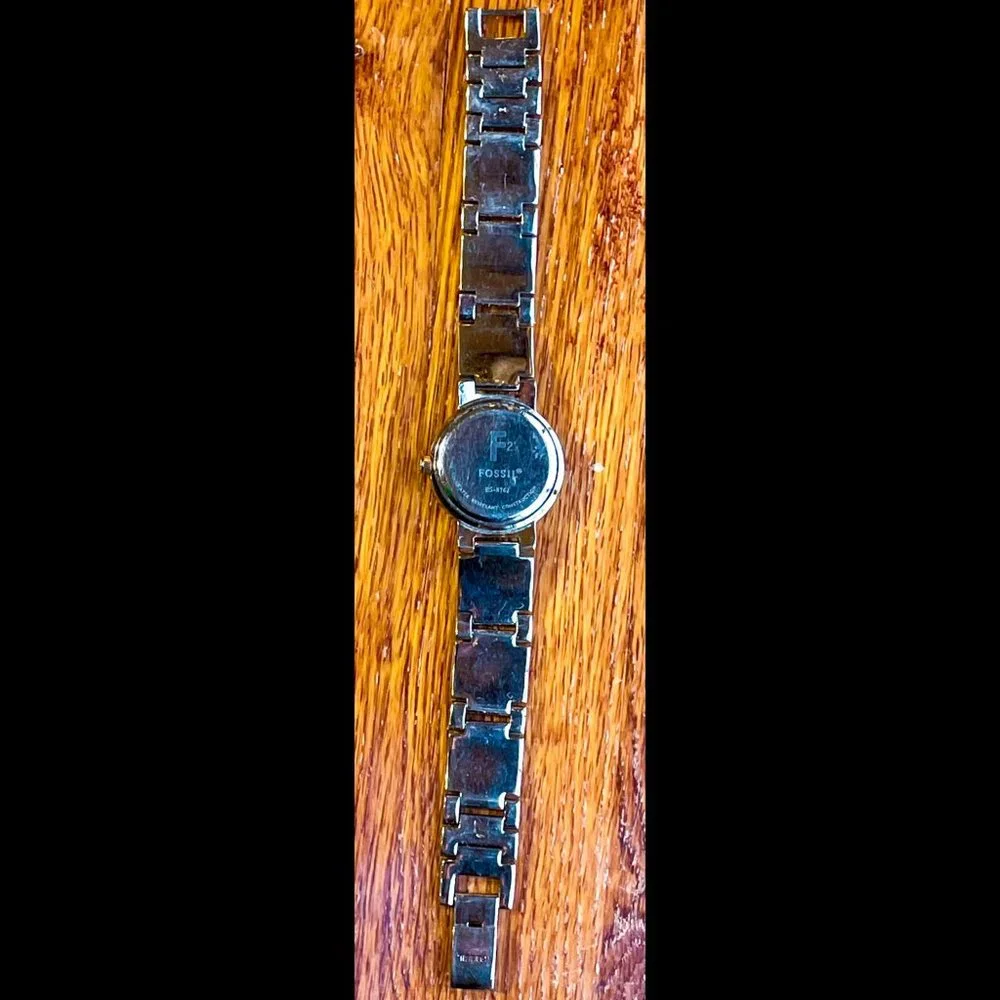⭐️HP⭐️VTG▪️FOSSIL▪️f2 Silver Tone Roman Numeral Watch & Collector Tin Extra Link